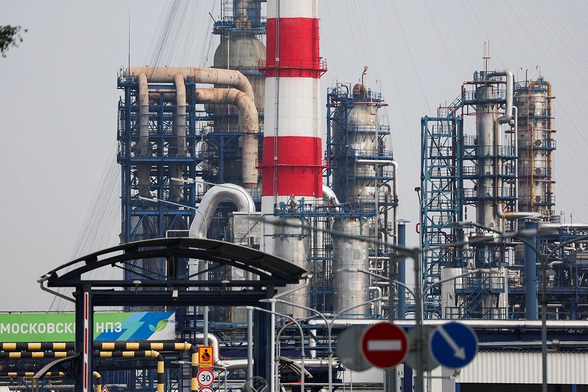   Вид на нефтеперерабатывающий завод Капотня в Москве 
Александр Рюмин / ТАСС