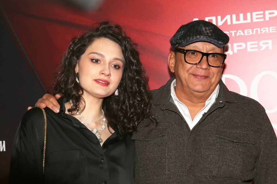    Мария Кончаловская с отцом Егором Кончаловским на премьере сериала «Хроники русской революции». Борис КУДРЯВОВ