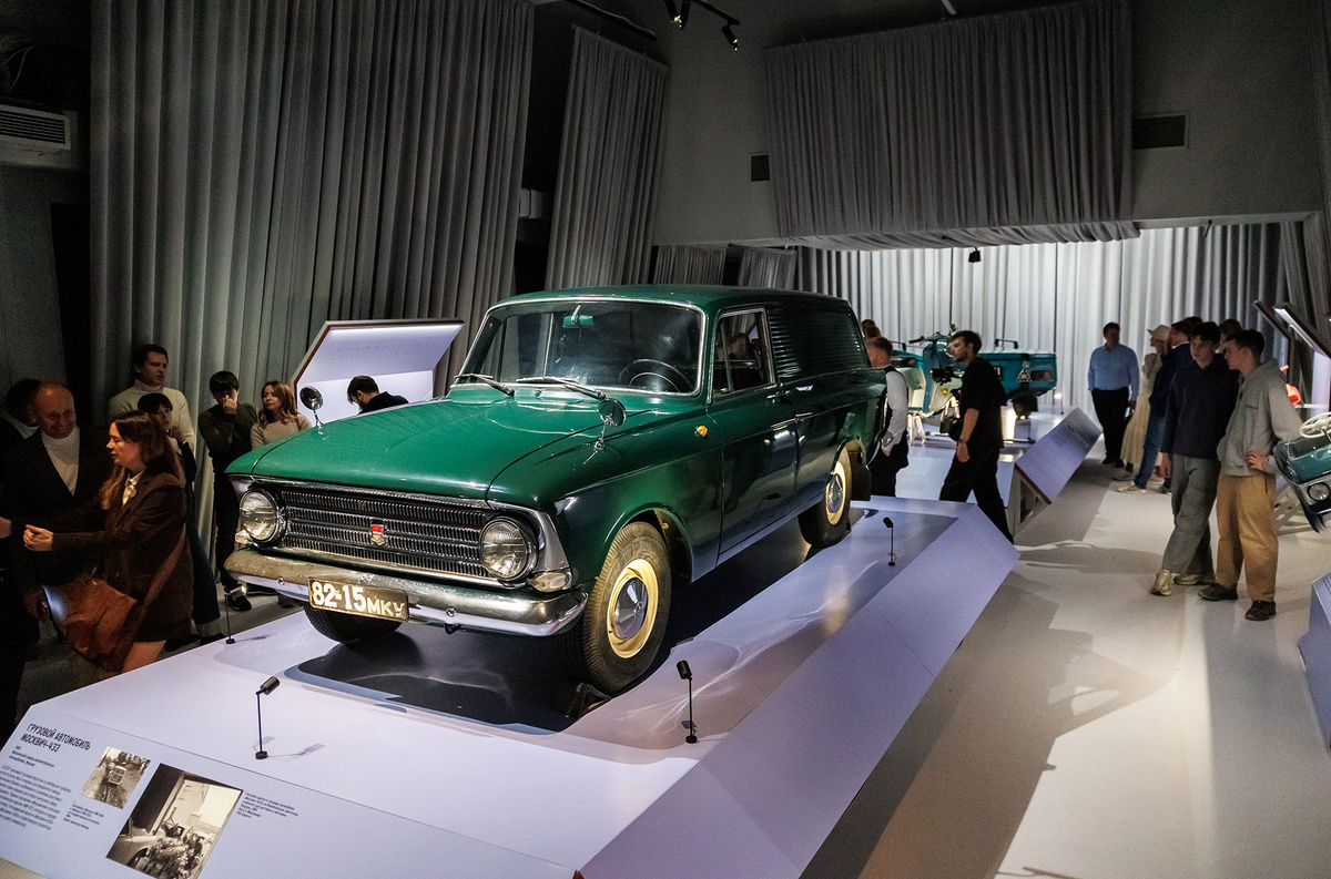    ### 1. Грузовой автомобиль «Москвич-433» 1969, Московский завод малолитражных автомобилей, Москва Рассказывает Ильи Зибарев: «„Москвич“ — начало моей коллекции и её краеугольный камень. Впервые увидев эту машину в кино и на картинках, я влюбился. Хотя возили в нём почту, пирожки и игрушки, меня заворожила красота линий: длинное заднее крыло, гофрированный бок, две двери. У 433-го переключатель скоростей расположен на руле, что называется — „американка“, а кругленькие зеркала заднего вида на крыльях — их иногда называют „японскими“. У этих автомобилей удивительная, несхожая с прочими эстетика. К сожалению, их практически не осталось — свою я нашёл с большим трудом и с не меньшим трудом полностью отреставрировал. С тех пор стараюсь обходиться без реставрации, предпочитаю переплатить за „капсулу времени“ и радоваться жизни. Но есть разряд автомобилей, которые в „капсульном“ виде уже не найти…   
Сергей Лукьянов