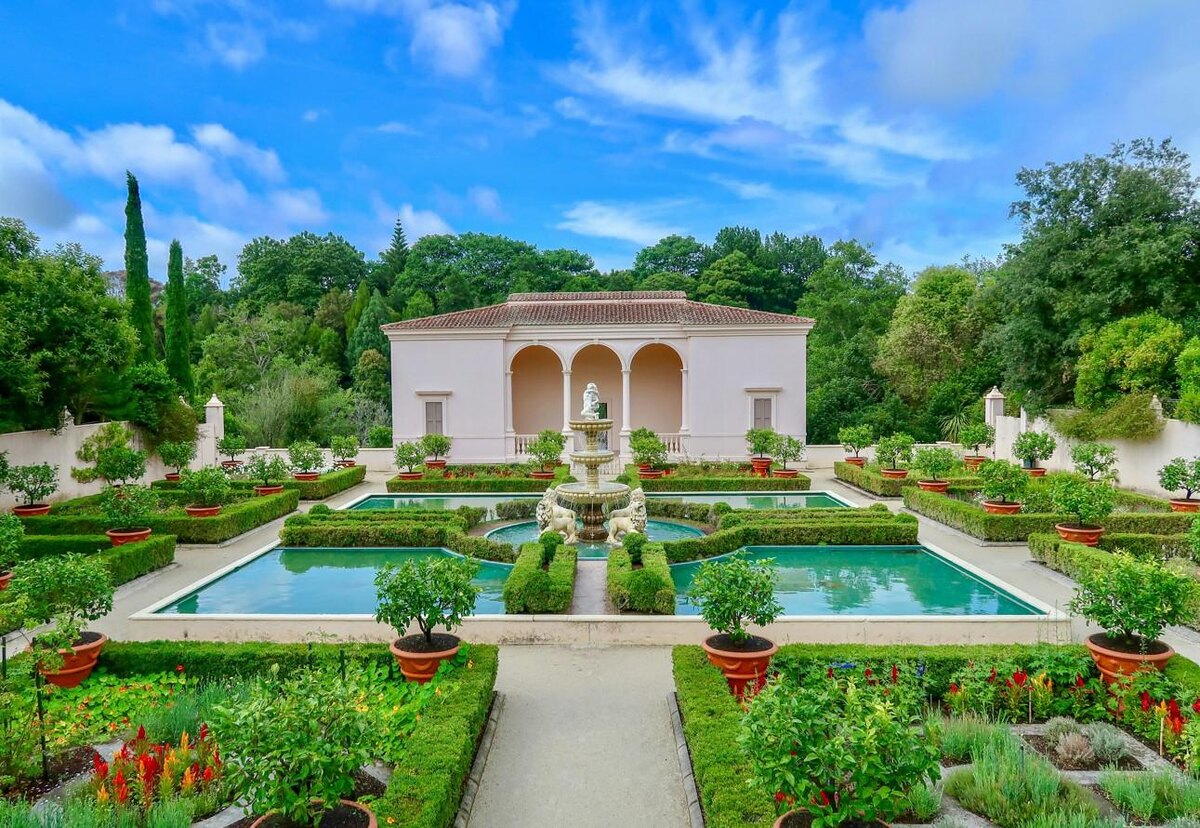 Sylvain Cleymans / Unsplash📷Регулярный сад — это стремление к симметрии и гармонии, выраженное через строгие геометрические формы и планировку