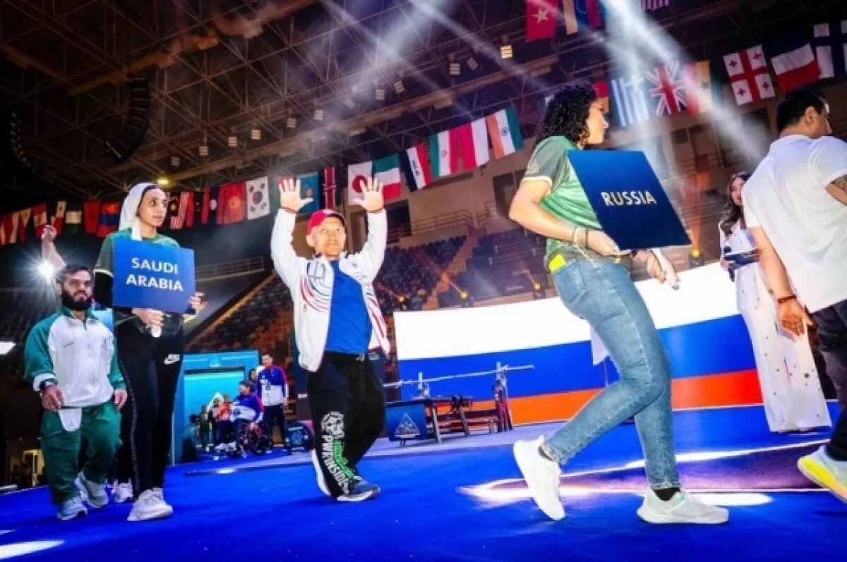    Паралимпийцы РФ вышли на открытие ЧМ по пауэрлифтингу под флагом России