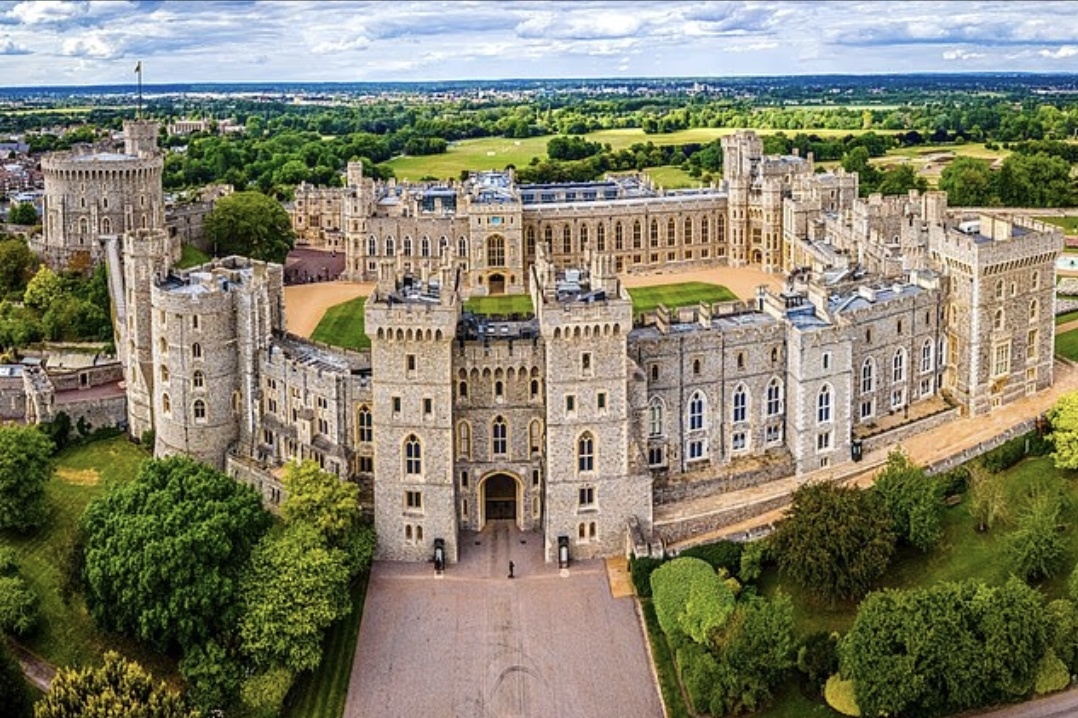 Отличное место, но зачем строить его так близко к самому загруженному аэропорту мира? Принц Уильям рассказал, как один из озадаченных туристов в Виндзорском замке понятия не имел о тысячелетней истории поместья.