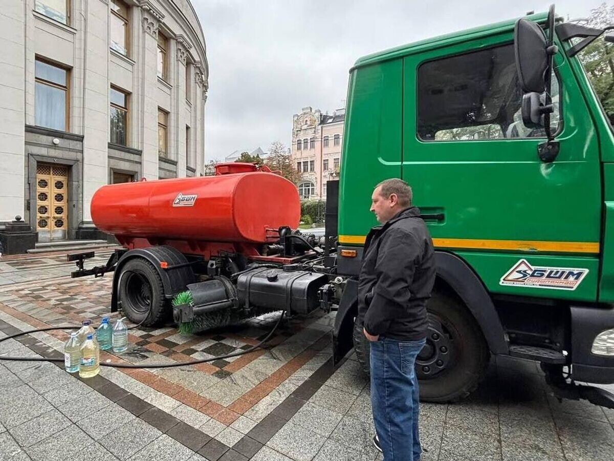    Цистерна с водой у здания Верховной рады в Киеве© Фото : соцсети