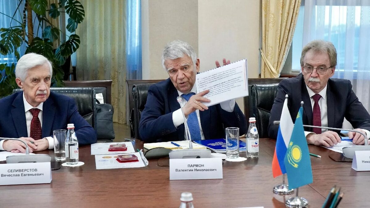 Делегация Сибирского отделения РАН во главе с председателем СО РАН Валентином Пармоном
© Photo : Пресс-служба правительства Казахстана