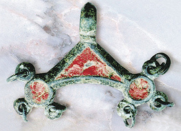 Подвеска с выемчатой эмалью из Абидни. Национальный музей истории и культуры Белоруссии (Минск).