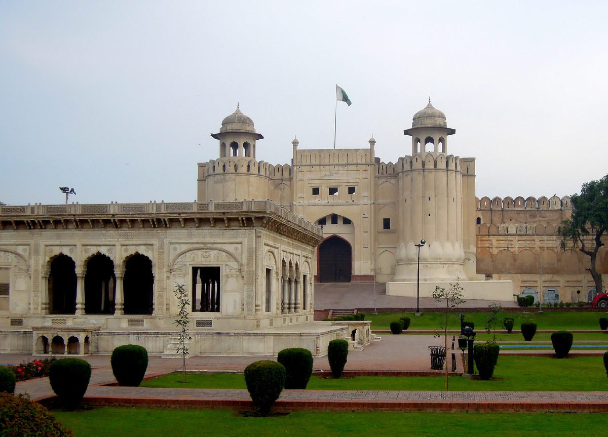 Листайте. В крепость ведут парадные ворота Аламгири. Они должны были быть настолько большими, чтобы сразу несколько слонов с королевской семьей могли через них проехать. 