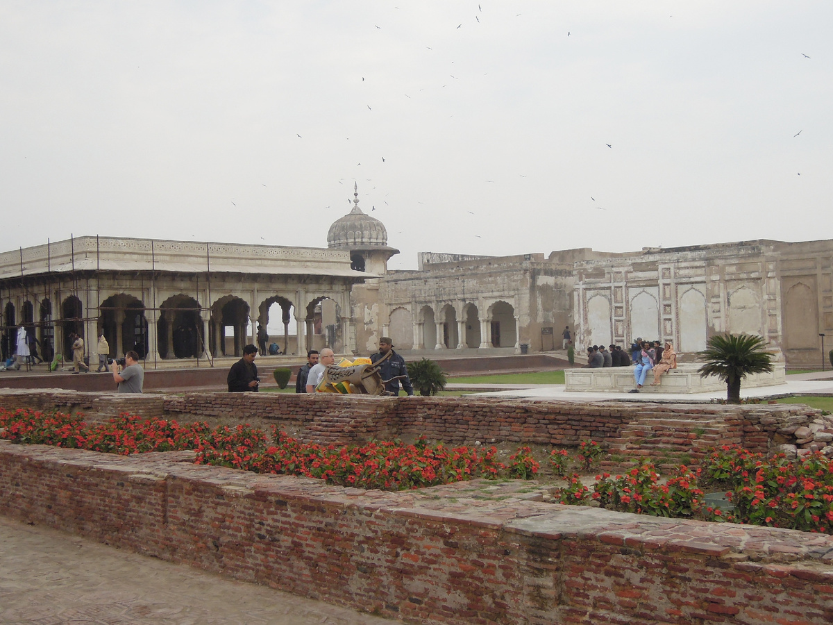 Территория очень большая. Семья-то ведь была не маленькая у императоров.