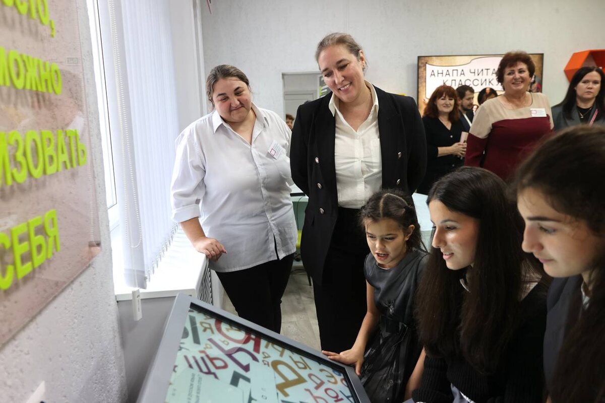 Балаева посетила Детско-юношескую библиотеку.  Фото: Фото: предоставлено пресс-службой администрации Анапы