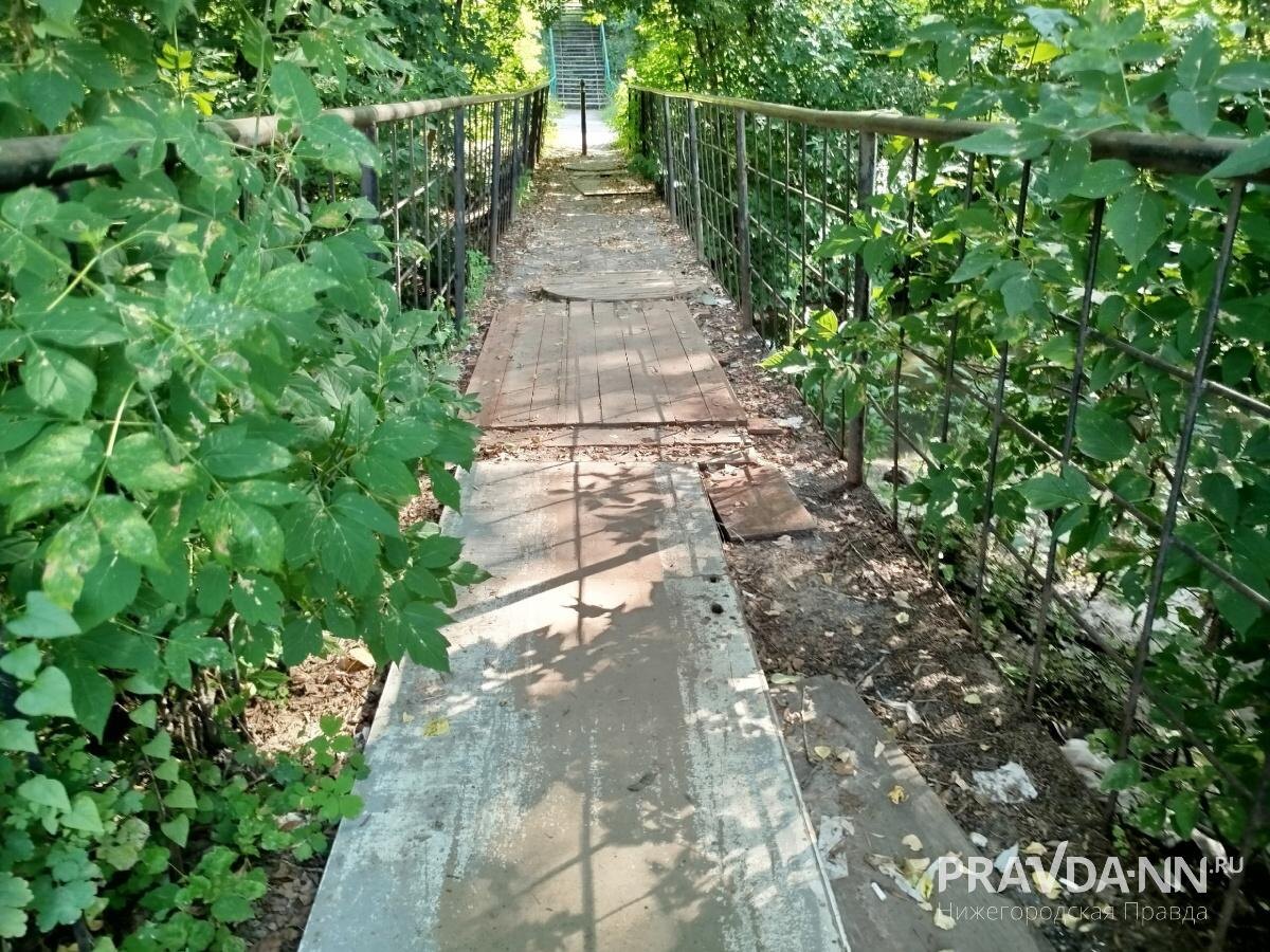    Мост и деревянная лестница, ведущие к Церкви Троицы Живоначальной в Высокове, пришли в упадок