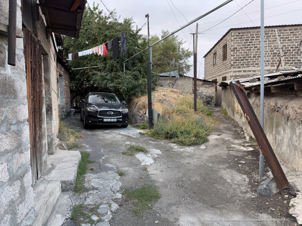 Это тоже Ереван. Он, вообще, оказался очень компактным. Везде можно дойти пешком. За час, но дойти.