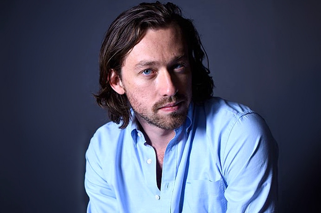 режиссеру Саймон Стоун