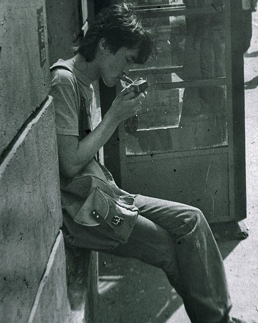 
Виктор Цой у кафе «Сайгон», Ленинград, 1984 г.
Фото: Ильдар Зиганшин