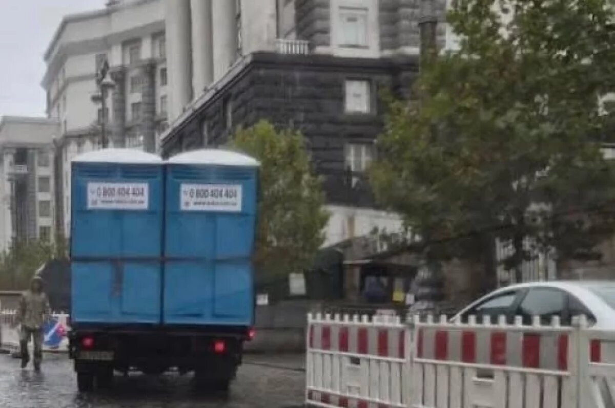    К зданию кабмина Украины привезли биотуалеты из-за блэкаута в Киеве