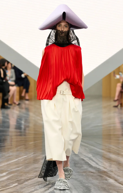 Париж, как всегда, подтвердил свой статус мировой столицы моды, представив коллекции, которые определят тренды на ближайшие сезоны