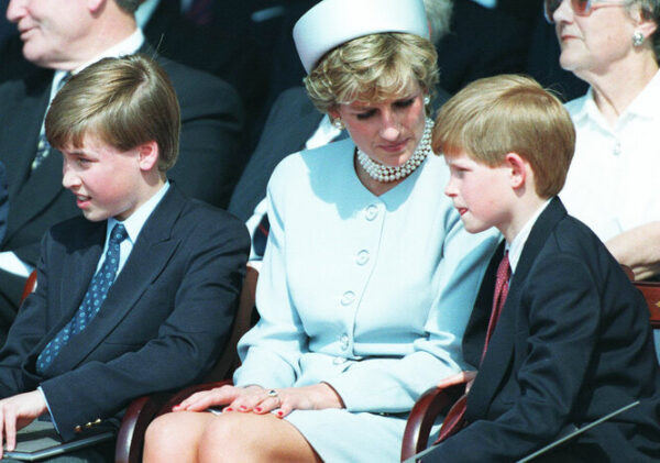    Принцесса Диана с сыновьями Гарри и Уильямом. Фото: mtdata.ru