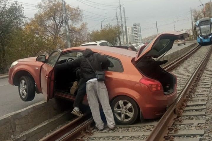    Движение трамваев №9Д и №10 в Саратове приостановлено из-за ДТП