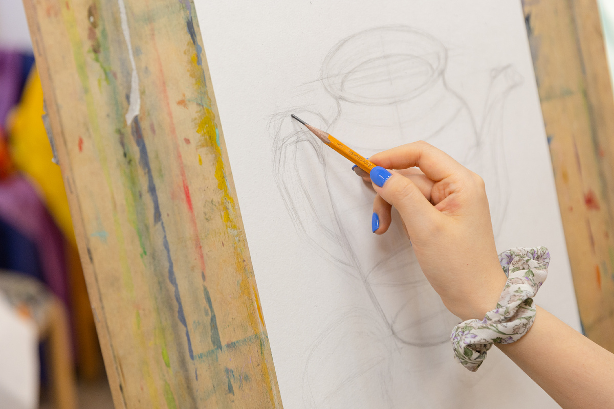 Построение предмета на листе при выполнении работы с натуры в арт-студии "АртМосква"