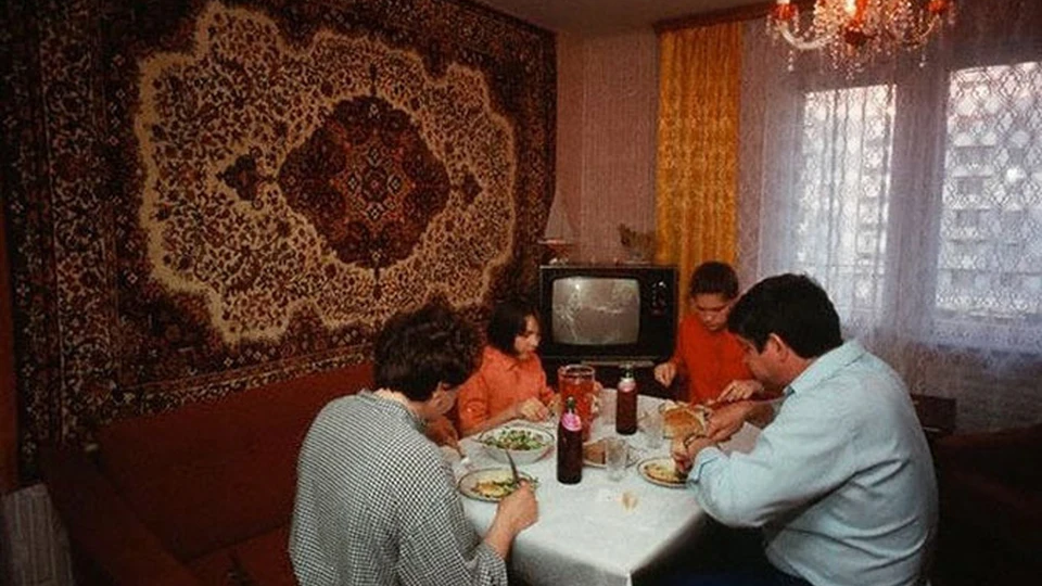 Вы никогда не догадаетесь, зачем в СССР вешали ковры на стены