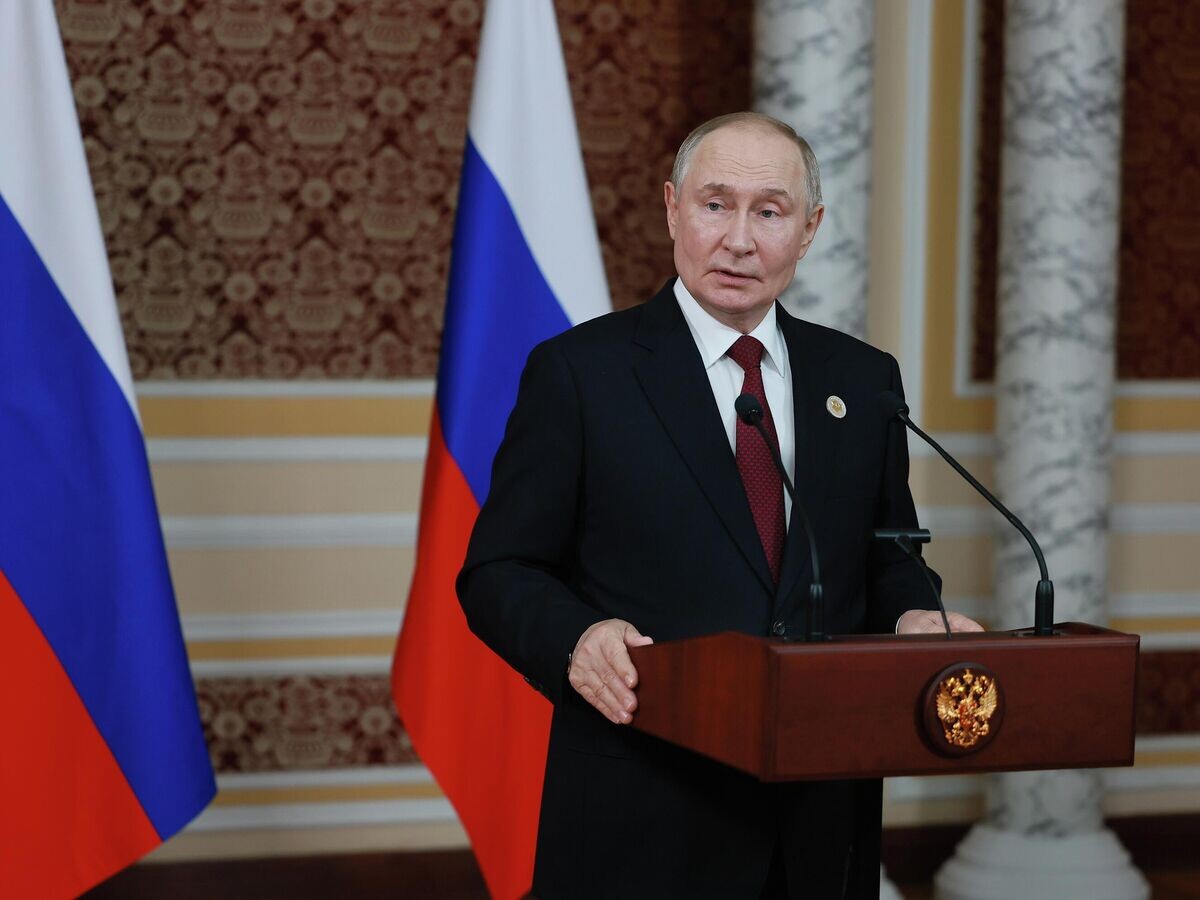    Президент РФ Владимир Путин выступает перед представителями СМИ после участия в заседании совета глав государств СНГ и проведения двусторонней встречи в Душанбе© РИА Новости / POOL