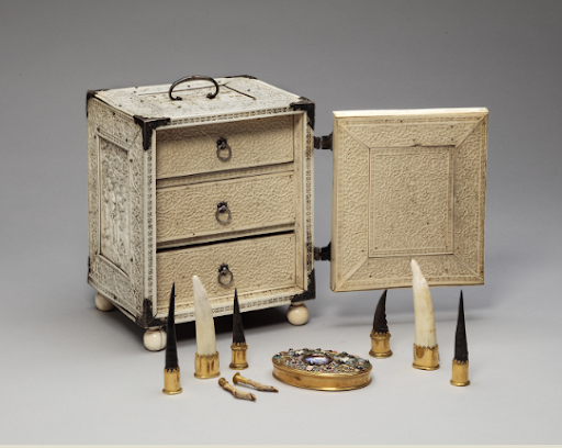 Этот кабинетец, сработанный в XVII веке в португальской колонии на Цейлоне, в Россию привёз Пётр I / Фотография с официального сайта Государственного Эрмитажа