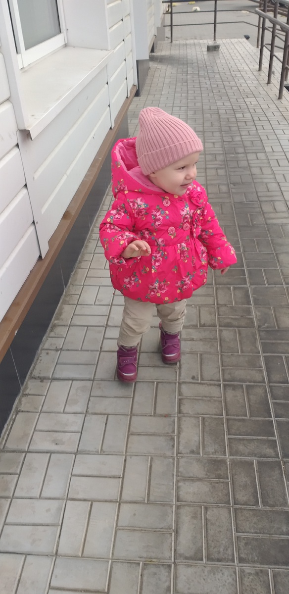 Даша пошла довольная за первыми сережками