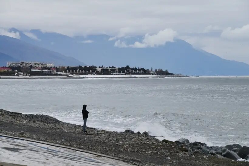     Турист на берегу Черного моря в Сириусе. © РИА Новости. Наталья Селиверстова