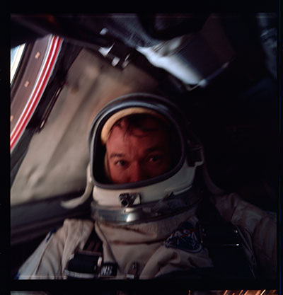 Майк Коллинз делает селфи во время миссии "Джемини-10". 