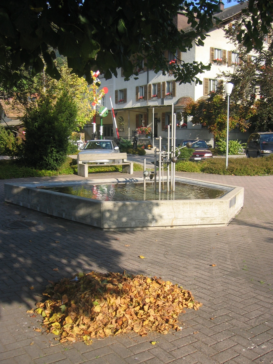 ж/д переезд, кстати, виден за фонтаном