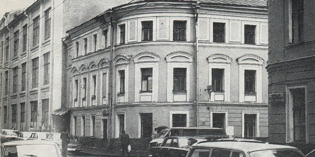 Великий зодчий против монастыря и свиная голова против Елисеева. Большие тайны маленького переулка.