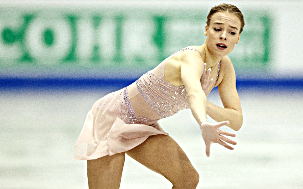 Настя катала не свободно, а словно постоянно оглядывалась через плечо