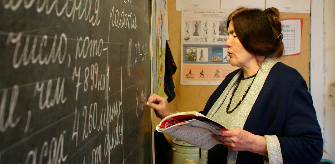 Регионы стали дополнительно урезать зарплаты педагогов