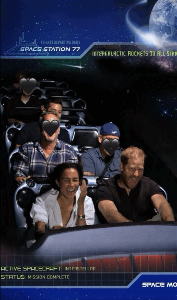 Обратите внимание на человека в клетчатой рубашке, сидящего за Меган