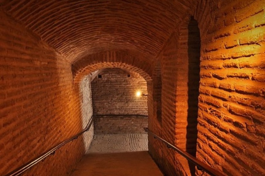 Атмосферные каменные изгибы соборного пандуса за полторы тысячи лет особо не изменились