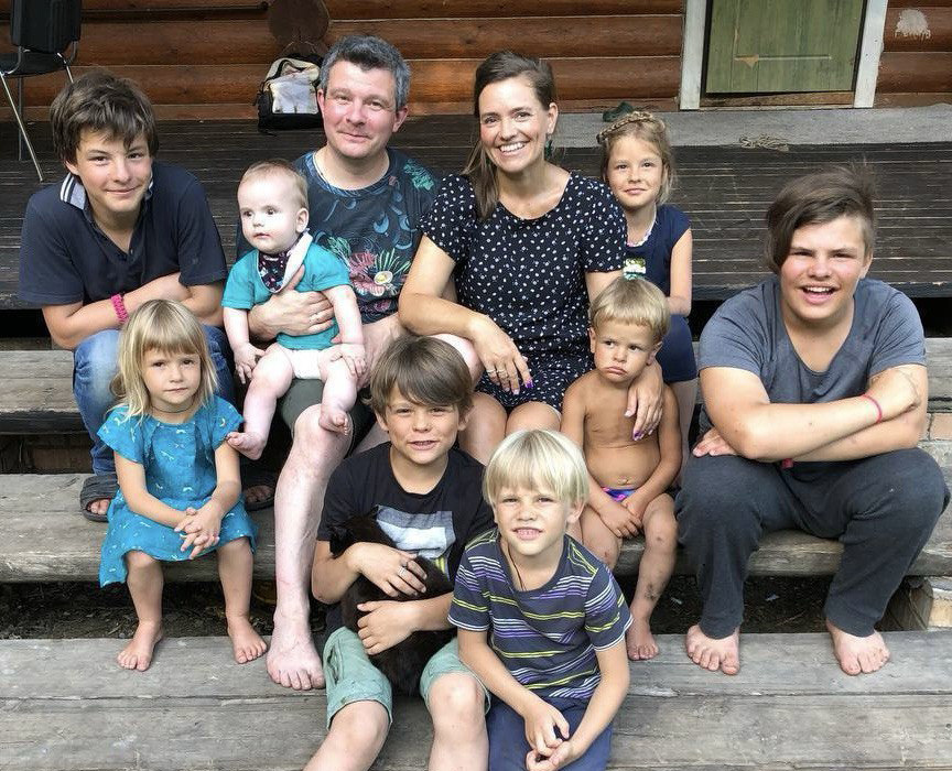 Многодетная семья Поповых из Москвы перебралась в деревню под Углич