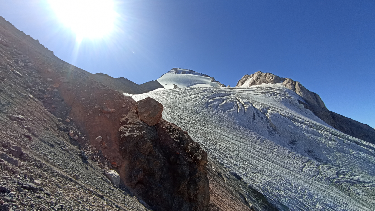 Спуск с перевала Чимтарга в сторону долины реки Правый Зиндон