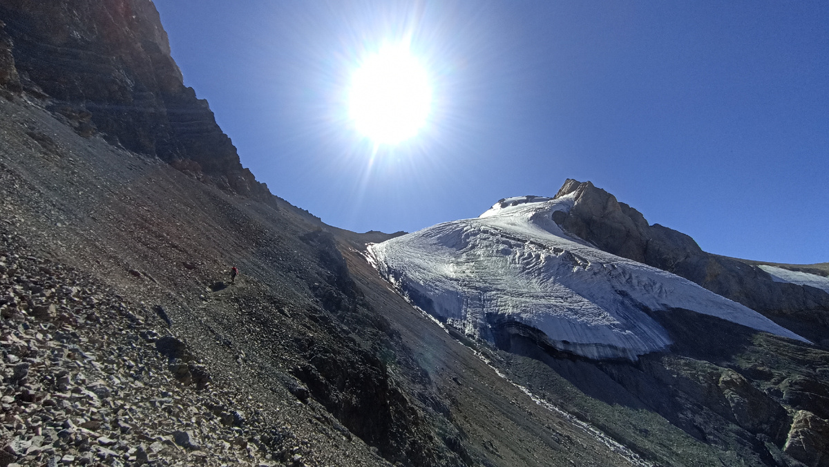Спуск с перевала Чимтарга в сторону долины реки Правый Зиндон