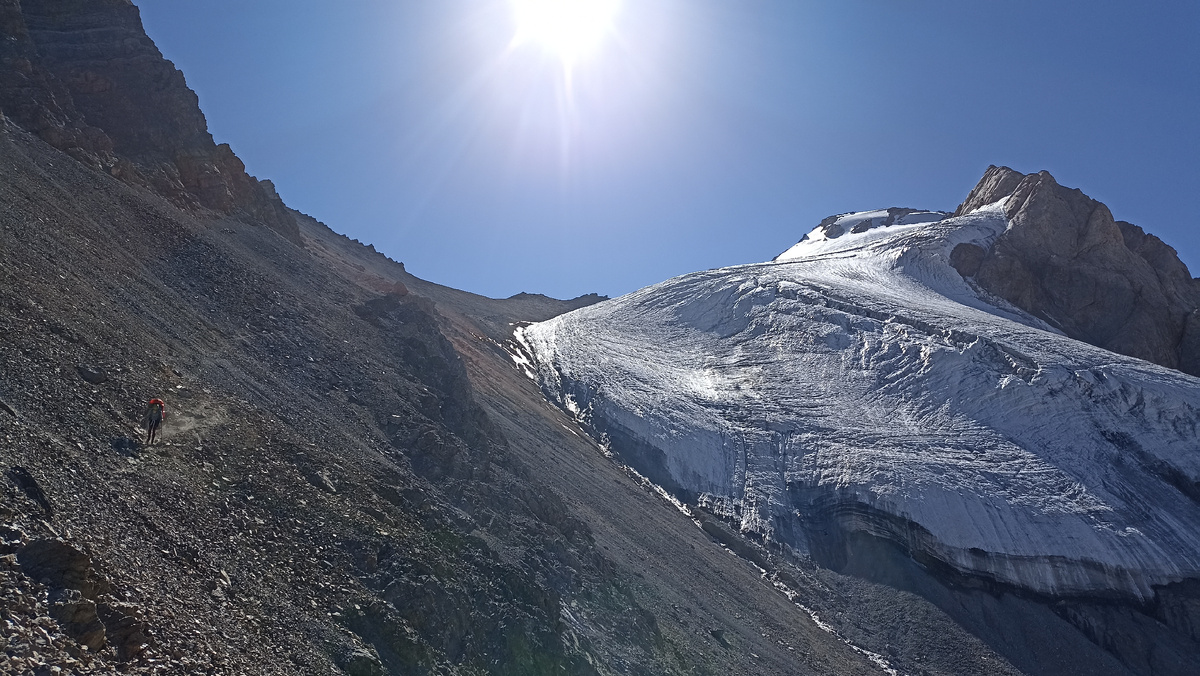 Спуск с перевала Чимтарга в сторону долины реки Правый Зиндон