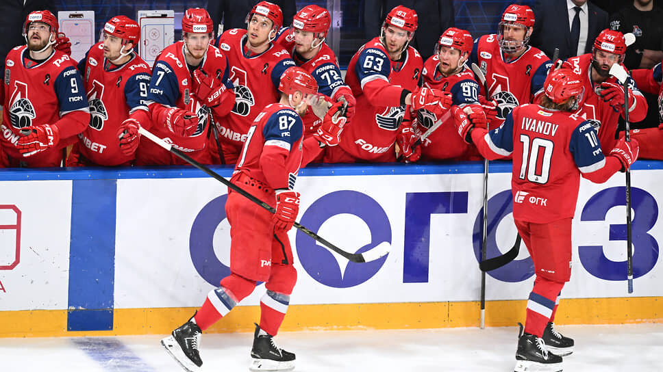 Игроки команды «Локомотив» во время матча против челябинского «Трактора» (май 2025 года).📷Фото: Дмитрий Азаров / Коммерсантъ