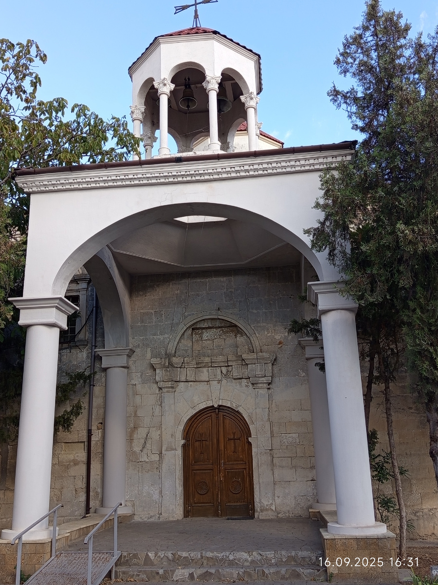 Главный вход, но в наше посещение почему-то был закрыт.