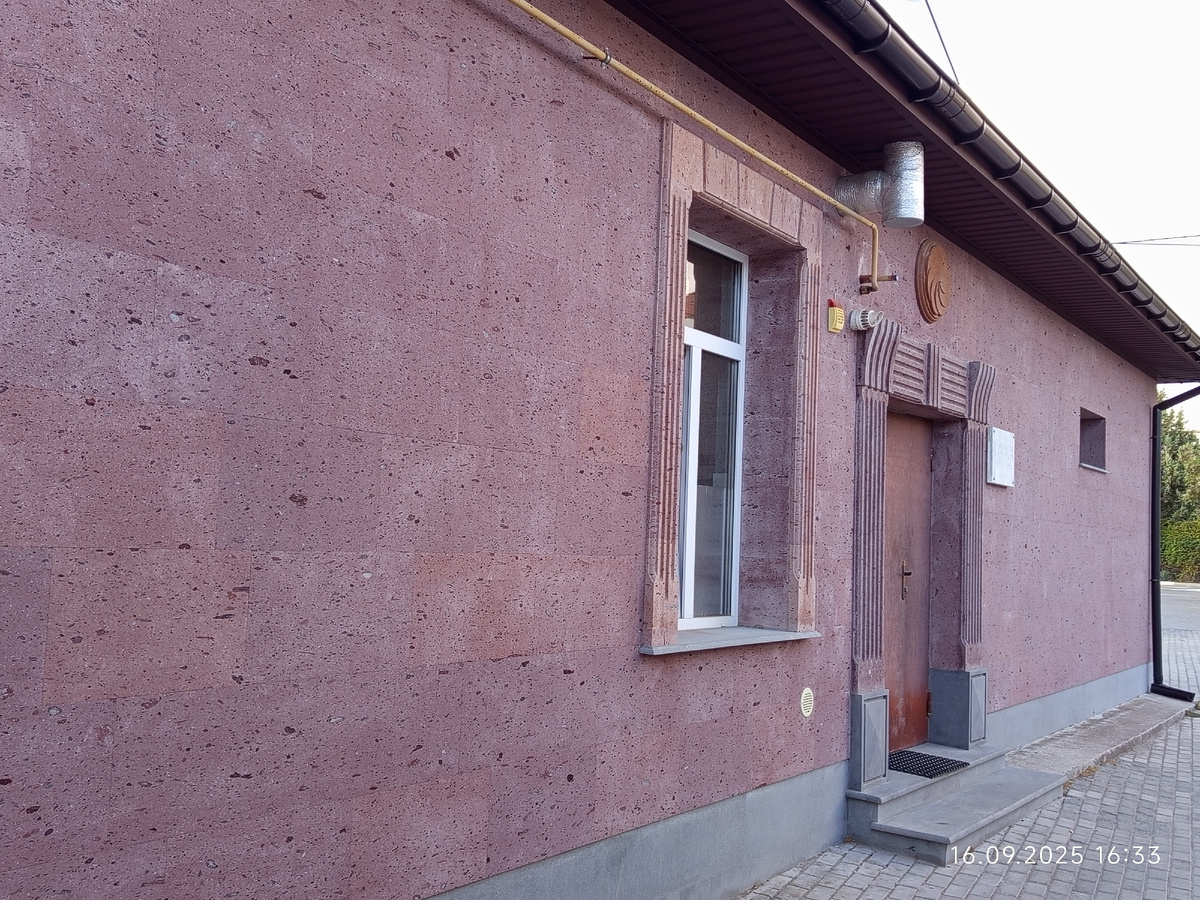 Церковно-приходская школа облицована армянским туфом