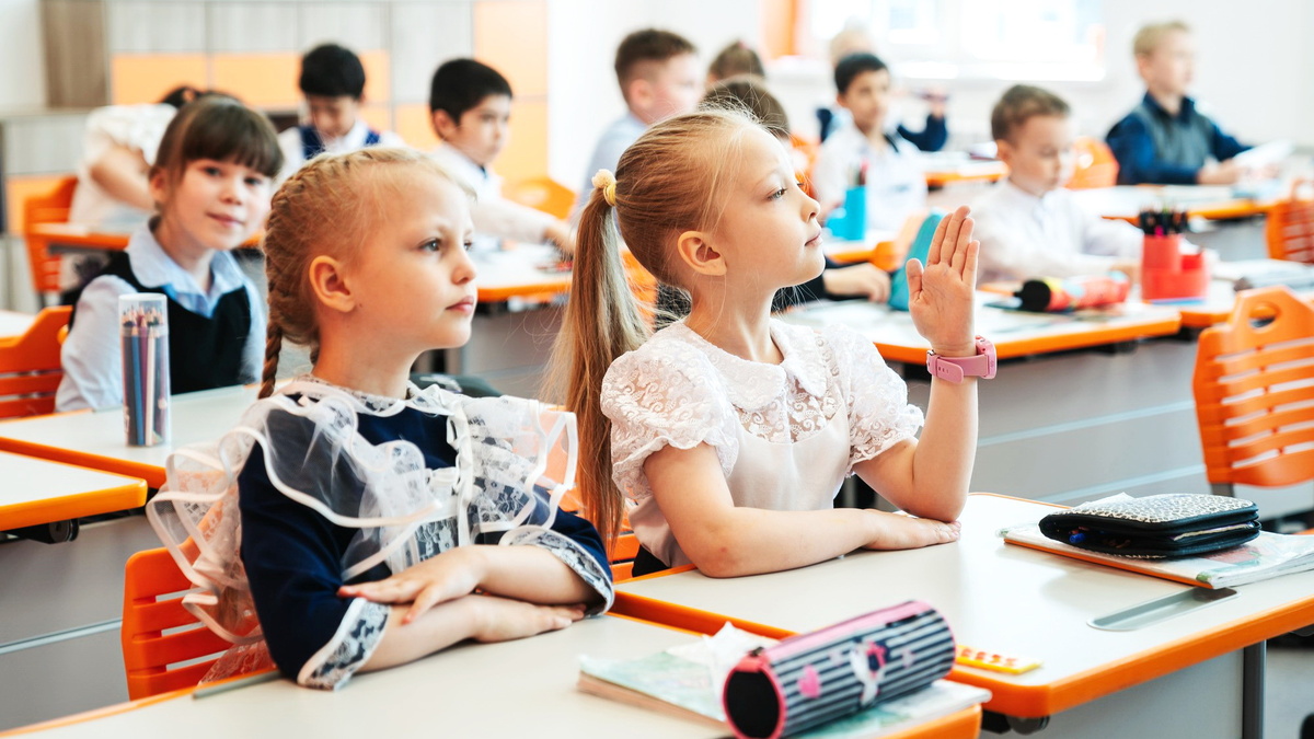    В школах Югры запретили носить головные уборы