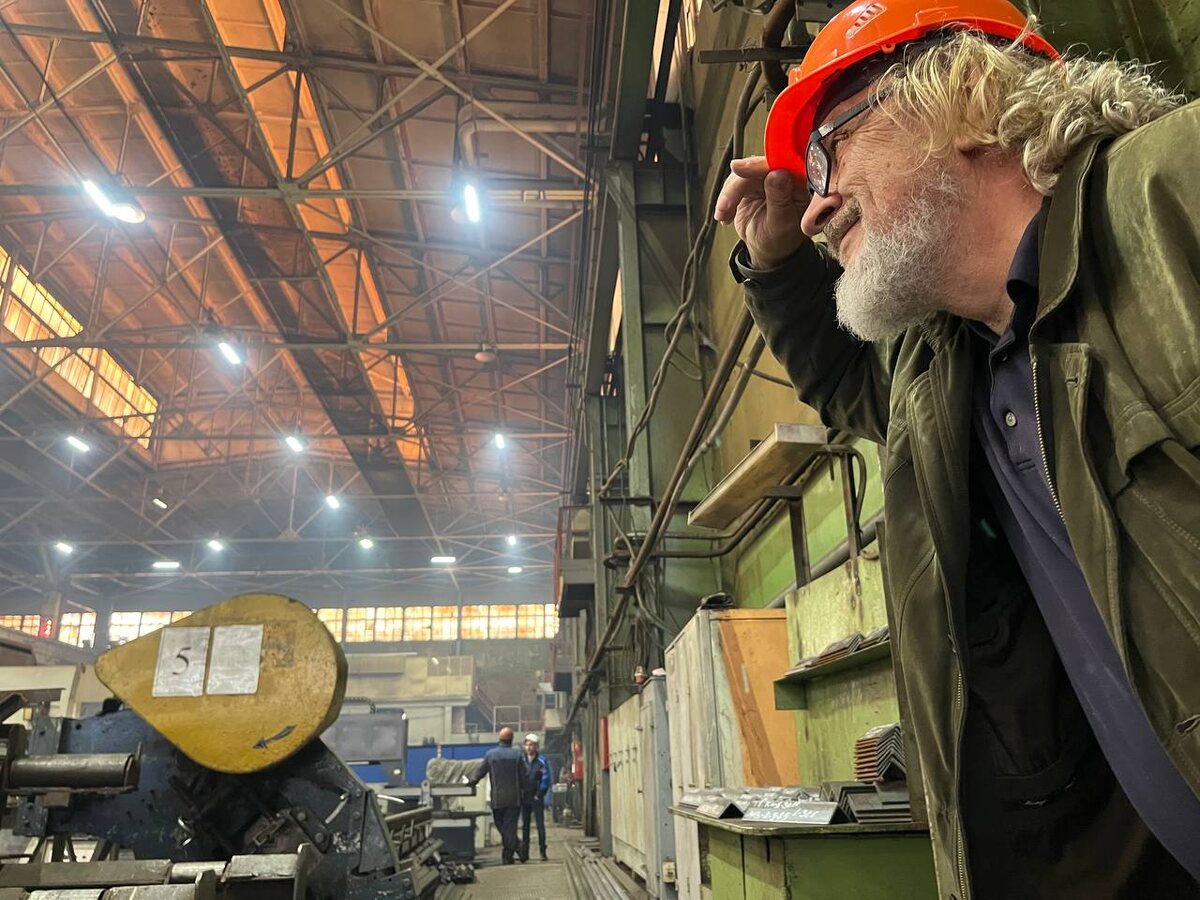 Художник Андрей Самохвалов выбирает хороший ракурс для картины