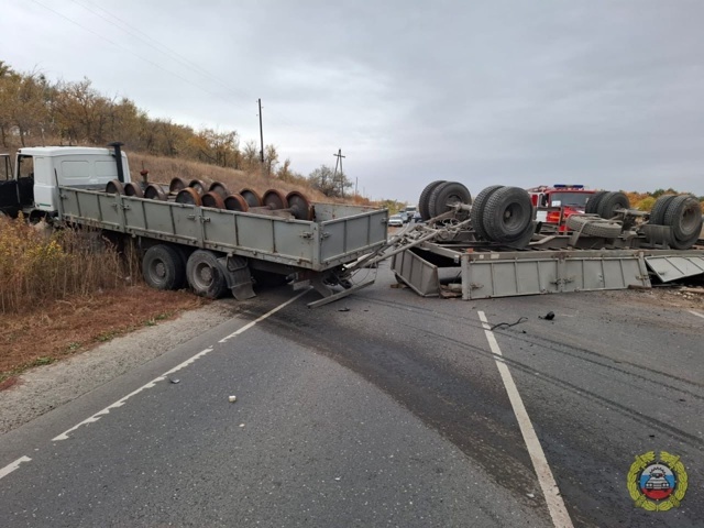    На месте смертельного ДТП (фото: пресс-служба ГУ МВД России по Волгоградской области)