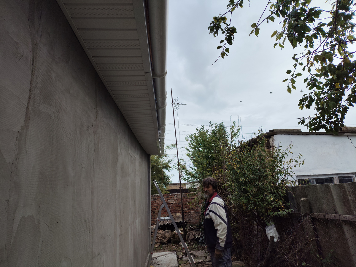 Заканчивает работу