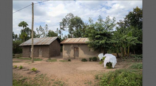 Мать Уганда родилась в маленькой деревне