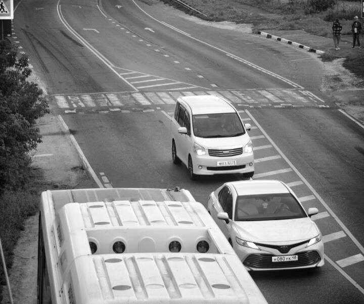 Как раз на главном фото в нашей публикации островок безопасности обозначается дорожной разметкой 1.16.1