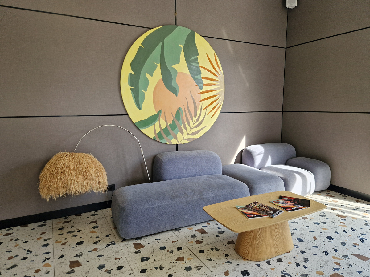 При входе у стойки регистрации небольшая зона ожидания.