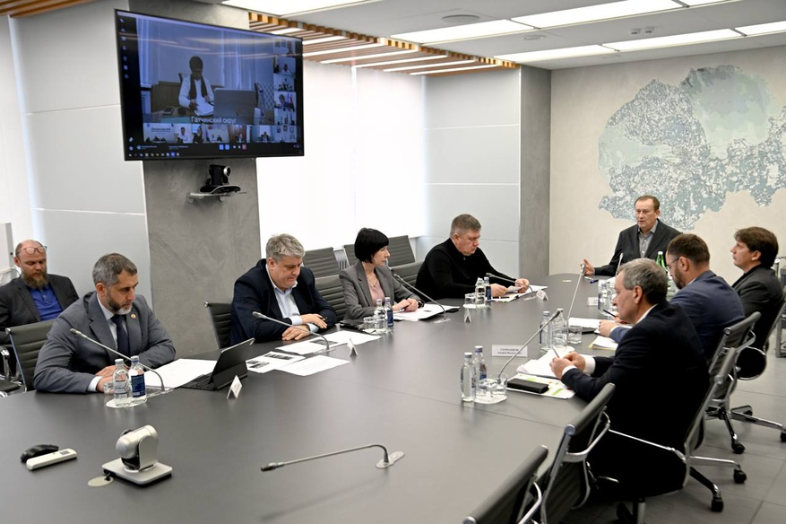 Сиди и слушай. Совещание проводит. фото https://lenobl.ru/ru/dlya-smi/photo/7729/