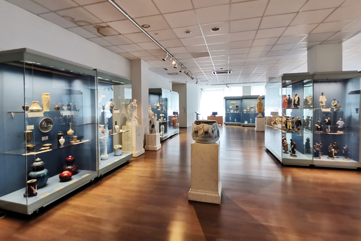 Зал "Фарфор императорского периода 1744–1917 гг." Фото автора.