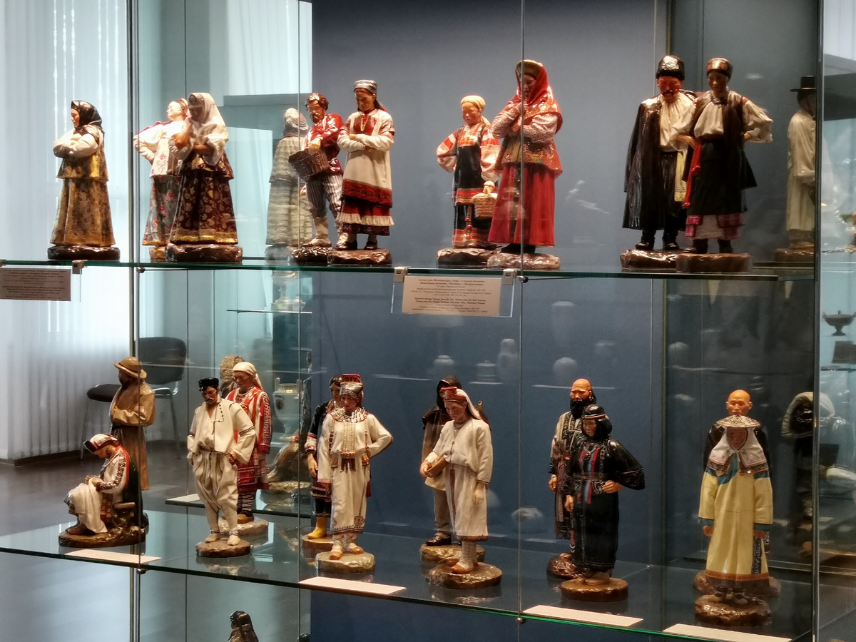 "Народности России" — серия фарфоровых статуэток российского Императорского фарфорового завода, создававшаяся в 1907–1917 годах. Фото автора.